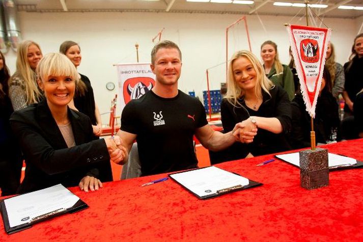 Egill, Sigríður Margrét Oddsdóttir, framkvæmdastjóri Já, og Stella Rósenkranz, framkvæmdastjóri Gerplu, þegar skrifað var undir samkomulag um Gerplustelpurnar í dag.