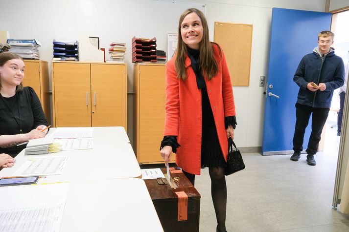 Katrín skilar atkvæði sínu í kjörkassann í Hagaskóla.