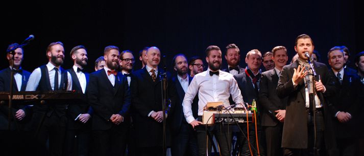 Karlakór Kaffibarsins, Bartónar, blæs til jólatónleika í Tjarnarbíói í kvöld ásamt kvennakórnum Kötlu og Cheek Mountain Thief. Mynd/Carmel McNamara