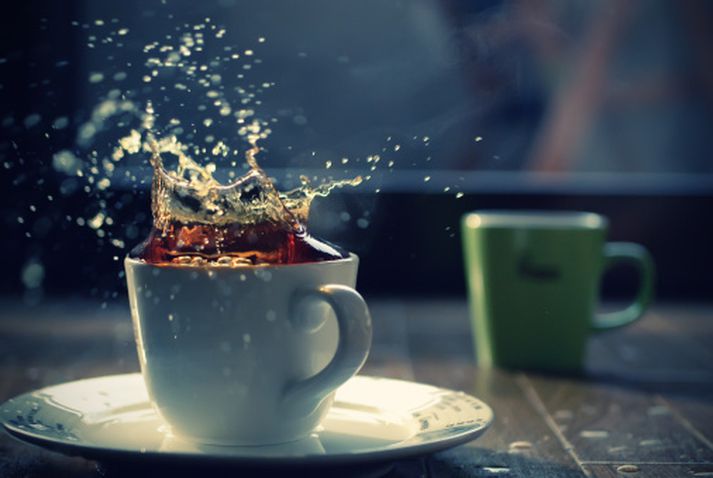 Kaffi skilur eftir bletti á tönnum.