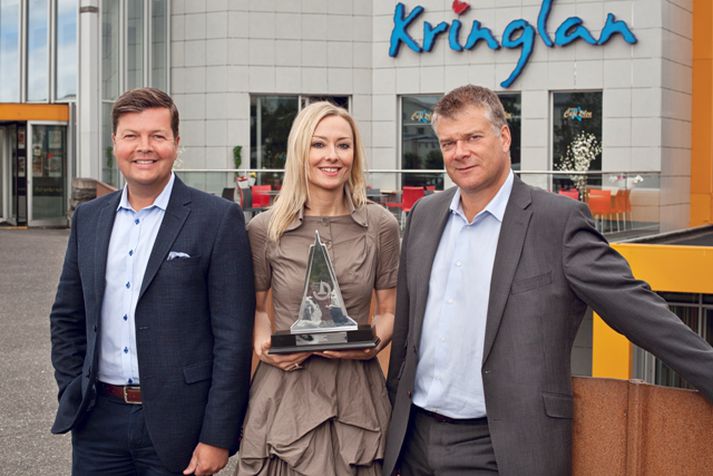 Sigurjón Örn Þórsson framkvæmdastjóri, Birta Flókadóttir markaðsstjóri, Guðjón Auðunsson stjórnarformaður með verðlaunagripinn frá ICSC.