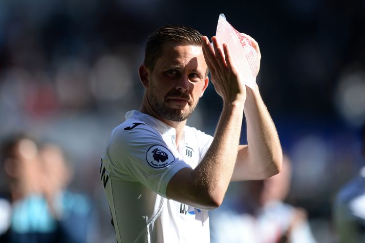 Gylfi Þór Sigurðsson flýgur hátt hjá Swansea.