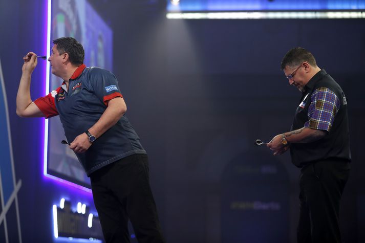 Gary Anderson bíður eftir að Mensur Suljovic ljúki sér af.