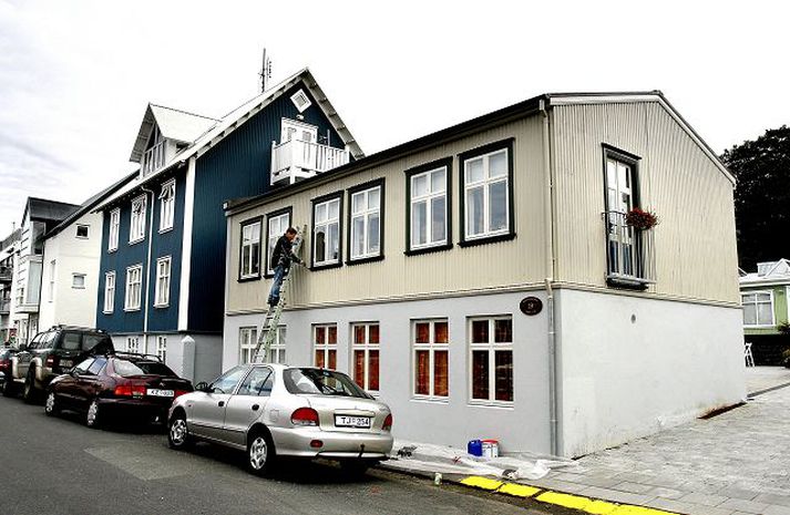 Sigurður leggur lokahönd á verkið.