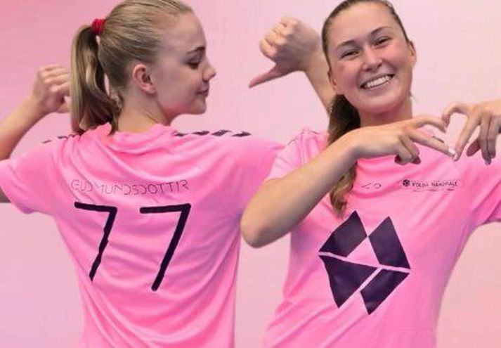 Íslenska landsliðskonan Dana Björg Gudmundsdóttir, númer 77, í októbertreyju Volda.