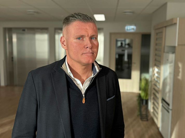 Kristján Jón Jónatansson framkvæmdastjóri Klíníkurinnar býst við að samstarfssamningur náist á næstu dögum við heilbrigðisyfirvöld um móttöku sjúklinga sem bíða eftir hjúkrunarrými á Landspítalanum. 