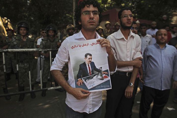 Sýrlendingar í Egyptalandi mótmæltu stjórn Basjars Assad Sýrlandsforseta í gær. Fréttablaðið/AP