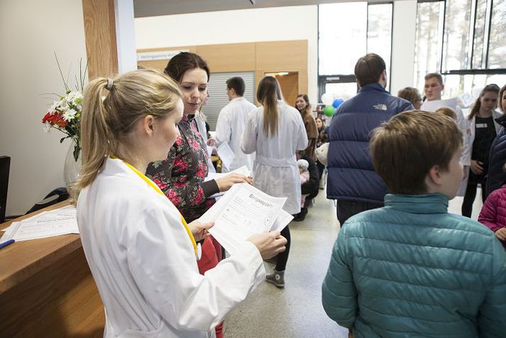 Myndin er tekin á Barnaspítala Hringsins þegar börnum var í október boðið að koma með bangsa sína í skoðun og læknismeðferð. 