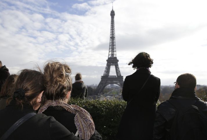 Mínútu þögn var á hádegi um allan heim á mánudaginn vegna árásanna í París.