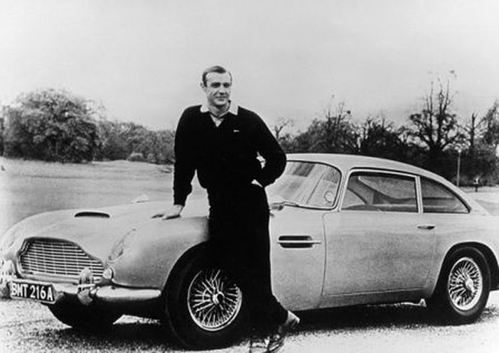 James Bond við bílinn fræga.