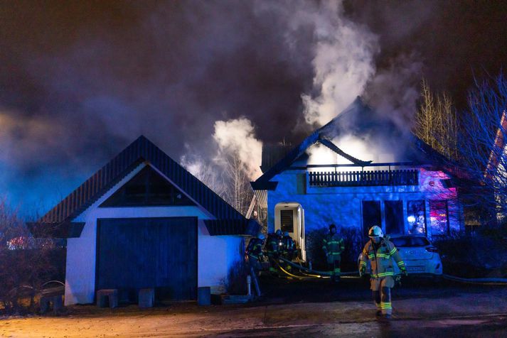 Húsið var því sem næst alelda þegar slökkvilið mætti á svæðið.