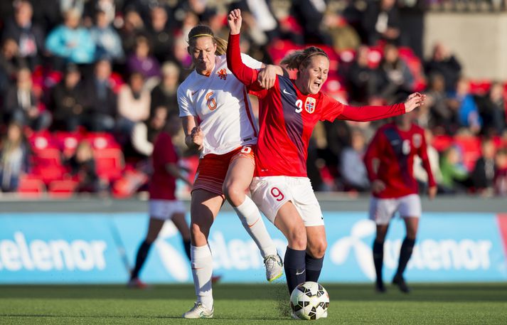 Isabell Herlovsen, til hægri, í nýja norska búningnum.