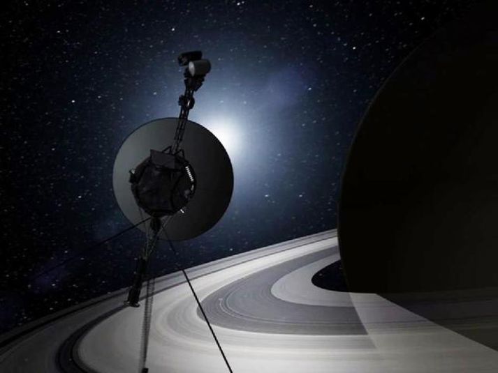 Voyager 1 rýnir í hringi Satúrnusar.