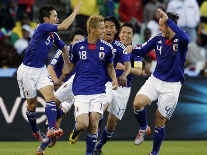 Keisuke Honda fagnar marki sínu.