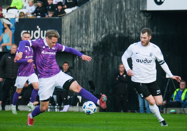 Björn Daníel Sverrisson (t.h.) skoraði en fékk að líta rauða spjaldið í upphafi seinni hálfleiks.