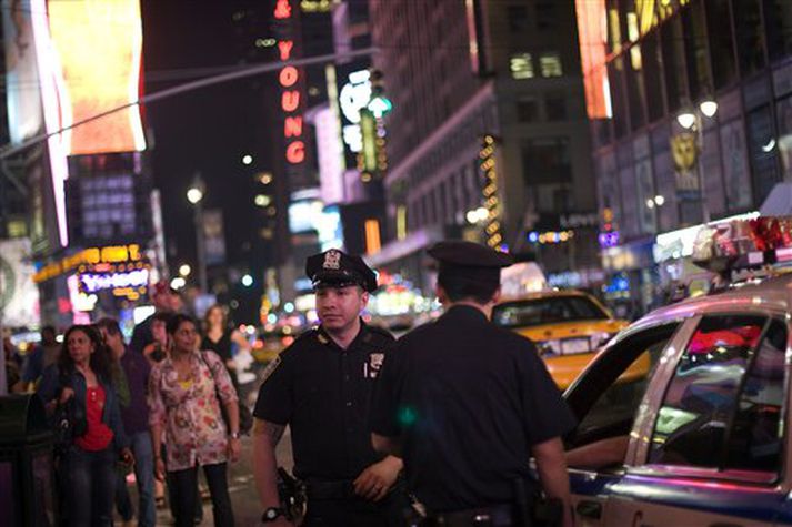 Lögreglumenn á Times Square eftir að sprengjubíllinn fannst.