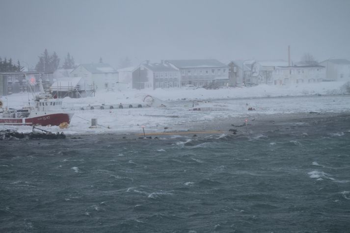 Smábátahöfnin á Flateyri í morgun. Miklar skemmdir urðu á höfninni og bátum.