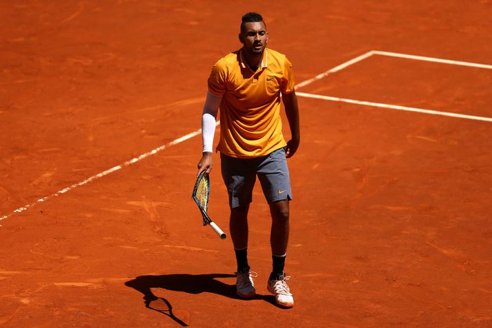 Nick Kyrgios er hér búinn að eyðileggja spaðann sinn.