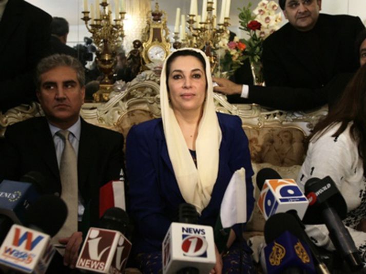 Benazir Bhutto á blaðamannafundi í London í dag.