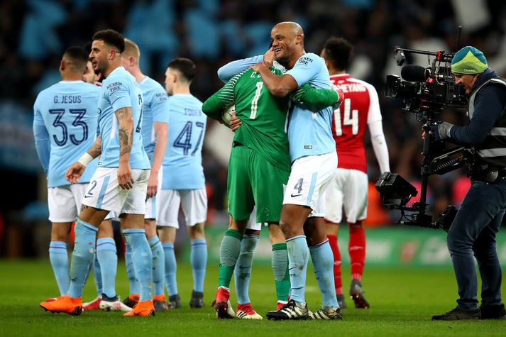 Vincent Kompany fagnar sigrinum á Arsenal um síðustu helgi.