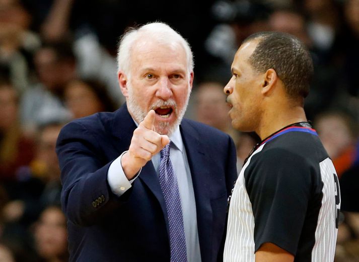 Popovich, þjálfari Spurs, nær sínum mönnum ekki í gang.