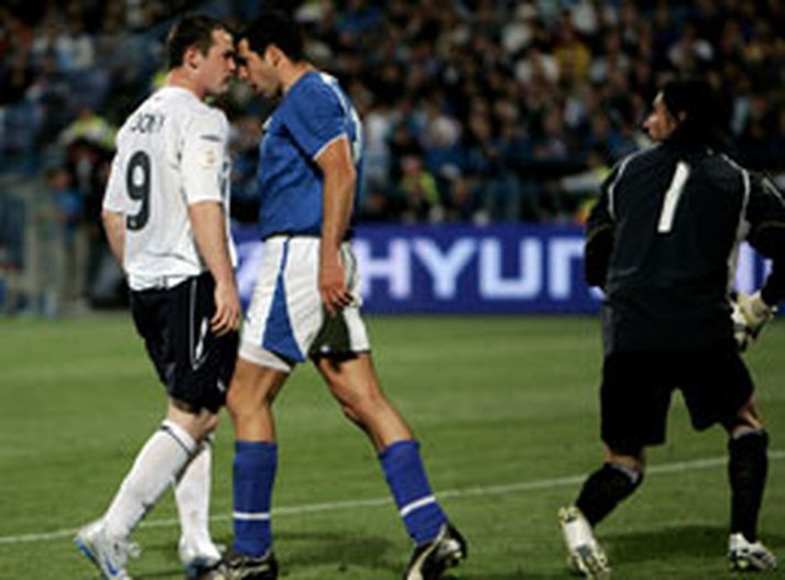 Wayne Rooney átti ýmislegt vantalað við Tal Ben Haim, varnarmann Ísraela, í leik þjóðanna í kvöld.