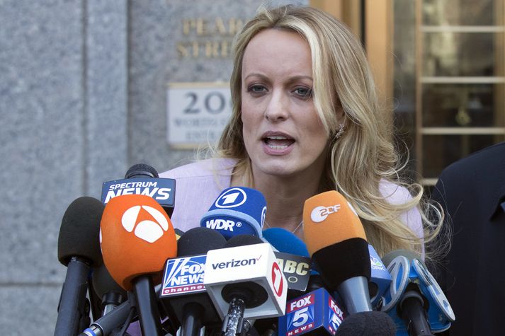 Fyrr á þessu ári stefndi Stormy Daniels Bandaríkjaforseta. Hún sagði samninginn vera merkingarlausan með vísan til þess að Donald Trump hefði sjálfur aldrei skrifað undir hann. Trump kveðst sammála Daniels.