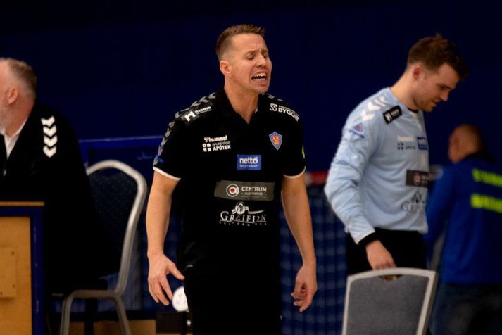 Jónatan Þór Magnússon að stýra KA liðinu í leik í Olís deild karla í handbolta.