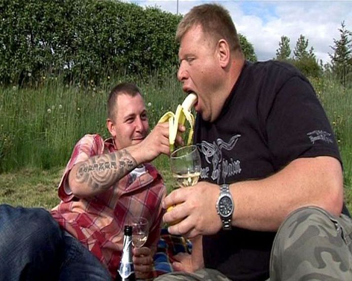 Bananaát Hjalta úrsuss Fyrsti þáttur Mónitors fer í loftið á Skjá einum í kvöld og þetta verður meðal atriða: Steindi Jr. treður banönum í kraftajötun.