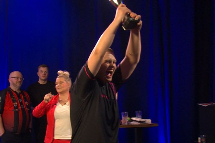 Alexander Veigar vann oddasett fyrir titlinum eftir spennandi viðureign í troðfullri höll.