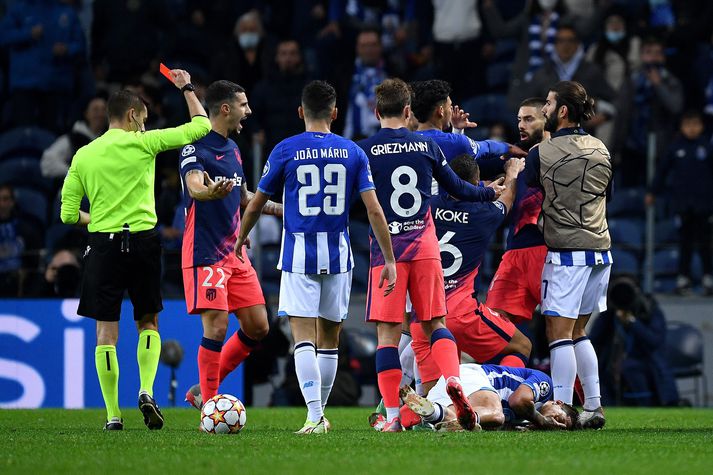 Dómari leiksins hafði í nægu að snúast í leik Porto og Atlético Madrid í kvöld.