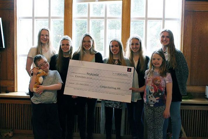 Nemendur úr MR afhentu börnunum eina milljón krónur