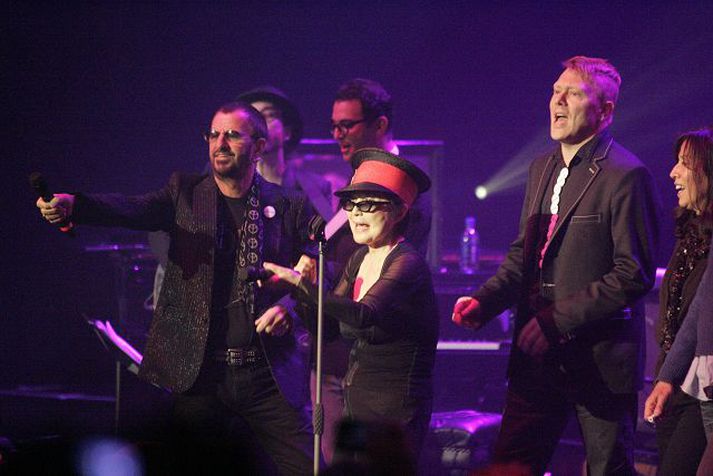 Yoko Ono, Sean Lennon og félagar sungu Give Peace a Chance í lok tónleikanna. Meðal þeirra sem sungu með voru Olivia Harrison, Jón Gnarr og Ringo Starr. Fréttablaðið/Daníel