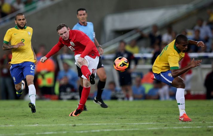 Rooney skorar glæsilegt mark í landsleik gegn Brasilíu í sumar.