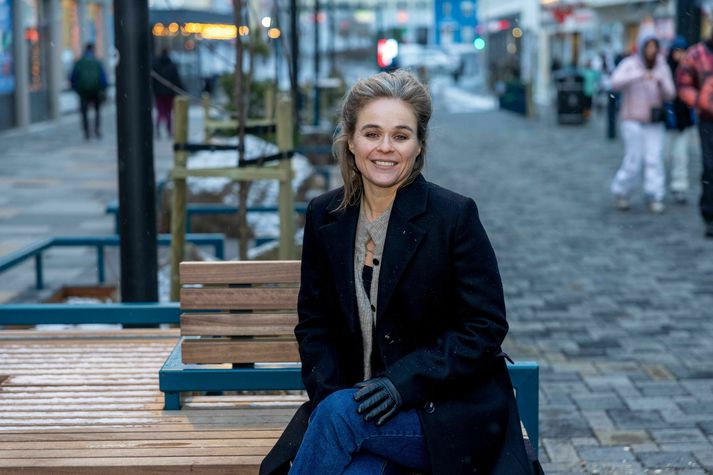 „Svarið liggur í því að fleiri borgarbúar velja aðrar samgönguleiðir eins og Hopp rafskútur, deilibíla og leigubíla. Þú getur verið hluti af þessari breytingu með því að velja aðra ferðamáta af og til," segir Sæunn Ósk Unnsteinsdóttir, framkvæmdastjóri Hopp Reykjavík þegar hún er spurð hvort umferðin þurfi virkilega að vera svo þung að við sitjum föst í henni á hverjum degi.  Mynd/Vilhelm.
