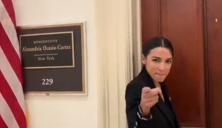 Ocasio-Cortez steig dans fyrir utan nýja skrifstofu sína í þinghúsinu.