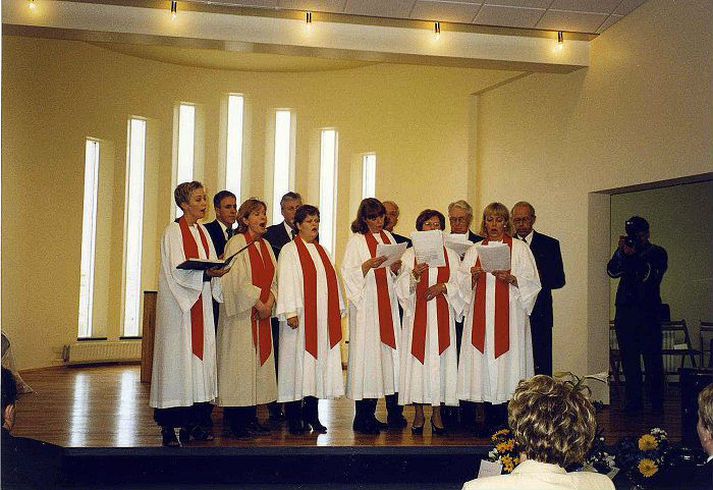 Í apríl 1998 var engin mannekla í kirkjukór Hvalsneskirkju. Síðasta karlsöngvarinn hætti hins vegar 2004 og konurnar sem nú voru eftir orka ekki meir. Myndir/Reynir Sveinsson