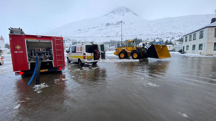 Vatn safnaðist saman á tveimur stöðum á eyrinni á Siglufirði þegar hlánaði og rigndi eftir hádegið.