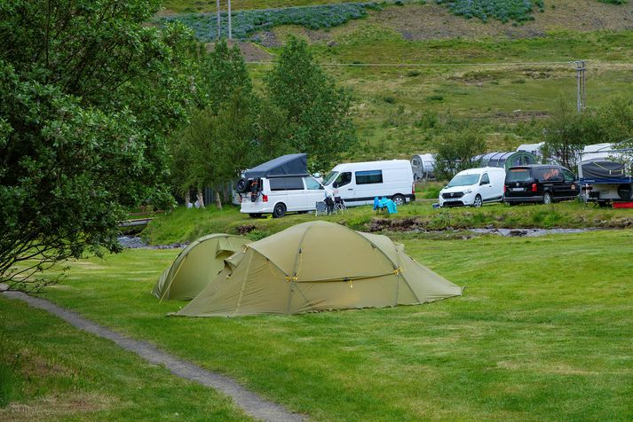 Ekki mega fleiri en hundrað manns koma saman á einum stað eftir að hertar reglur taka gildi á morgun. Það takmarkar við hversu mörgum gestum tjaldsvæði landsins geta tekið. Myndin er frá tjaldsvæðinu á Ísafirði og tengist efni fréttarinnar ekki með beinum hætti.