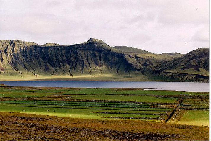 Heiðarvatn í Mýrdal. Fagurt er um að litast við vatnið. Svissneskur auðmaður hefur keypt landið og hyggst rækta það upp. Veiðimenn eru sárreiðir yfir að komast ekki til veiða.