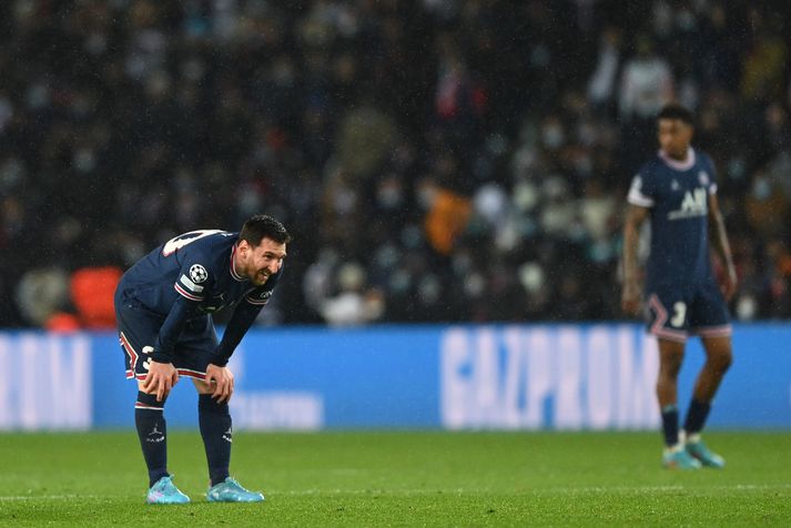 Lionel Messi svekktur eftir að hafa brugðist bogalistin af vítapunktinum í leik Paris Saint-Germain og Real Madrid.