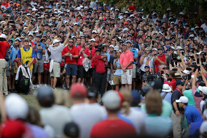 Það voru margir sem eltu Tiger Woods á lokadeginum.