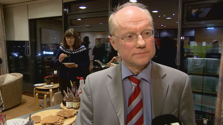 Þorbjörn Jónsson, formaður Læknafélagsins, í karphúsinu í nótt. Í bakgrunni sést glitta í Sigurveigu Pétursdóttur, formann samninganefndar lækna, þar sem hún gæðir sér á vöfflu.
