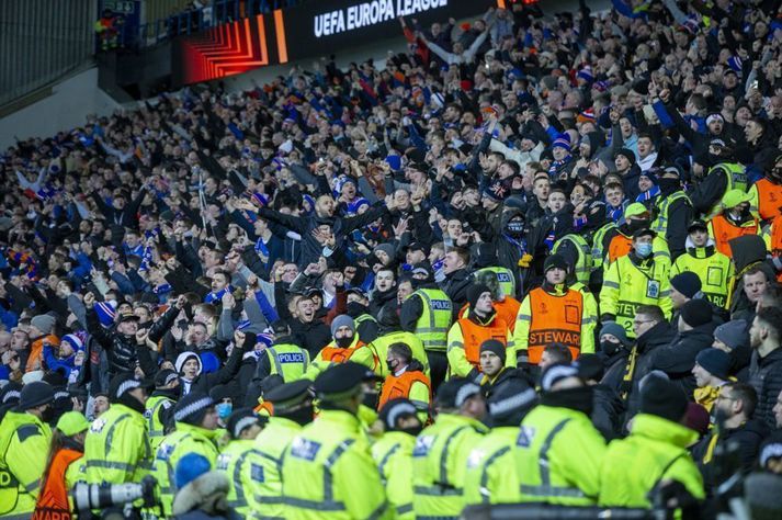 Skoskir stuðningsmenn kalla ekki allt ömmu sína þegar kemur að skrílslátum. Þessi mynd var tekin á leik Rangers og Dortmund og eins og sjá má var stíf öryggisgæsla á Ibrox vellinum.