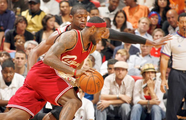 Dwyane Wade reynir að verjast LeBron James í leiknum í nótt.