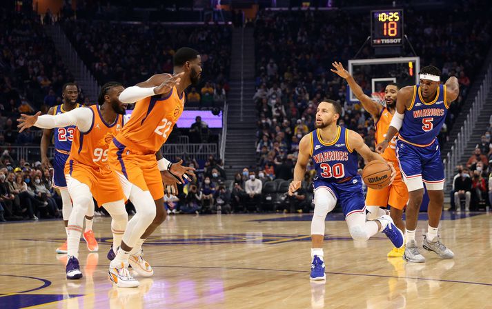 Stephen Curry var stigahæsti maður vallarins er Golden State Warriors og Phoenix Suns áttust við í nótt.