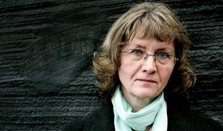Eva Gabrielsson Bjó með Stieg Larsson áratugum saman þar til hann féll frá 2004. Hún ræðir meðal annars samband þeirra og erfðadeiluna í kvöld.