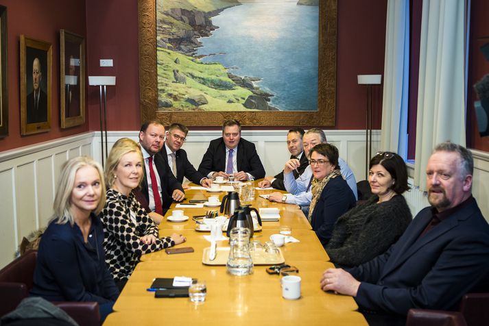 Þriðji orkupakkinn var í dag afgreiddur út úr utanríkismálanefnd Alþingis en þingmenn Miðflokksins eru óánægðir og telja að ætlunin sé að þröngva málinu í gegn.