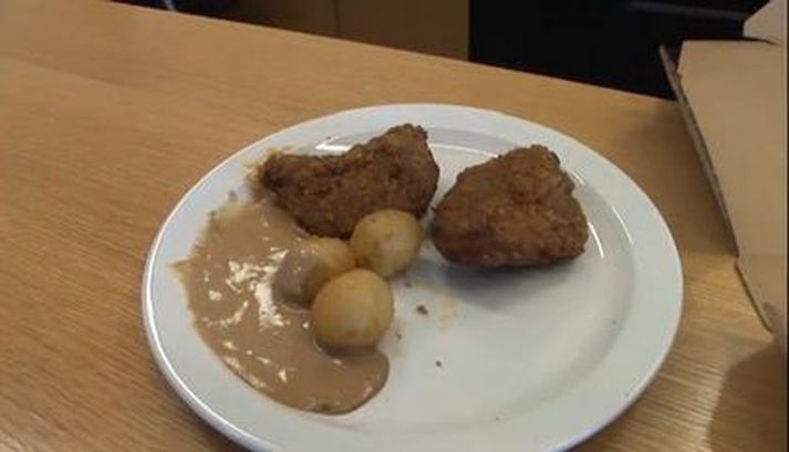 Snitsel-sneiðin úr Salaskóla sem rannsökuð var. Hún reyndist nær helmingi óhollari en venjuleg kjötvara.