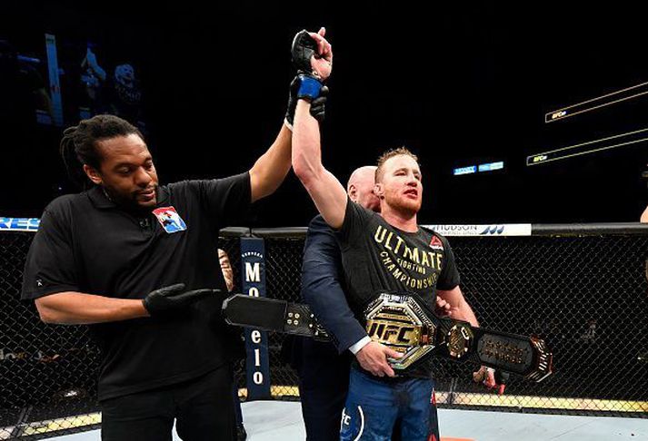 Justin Gaethje fagnar sigrinum á Tony Ferguson.